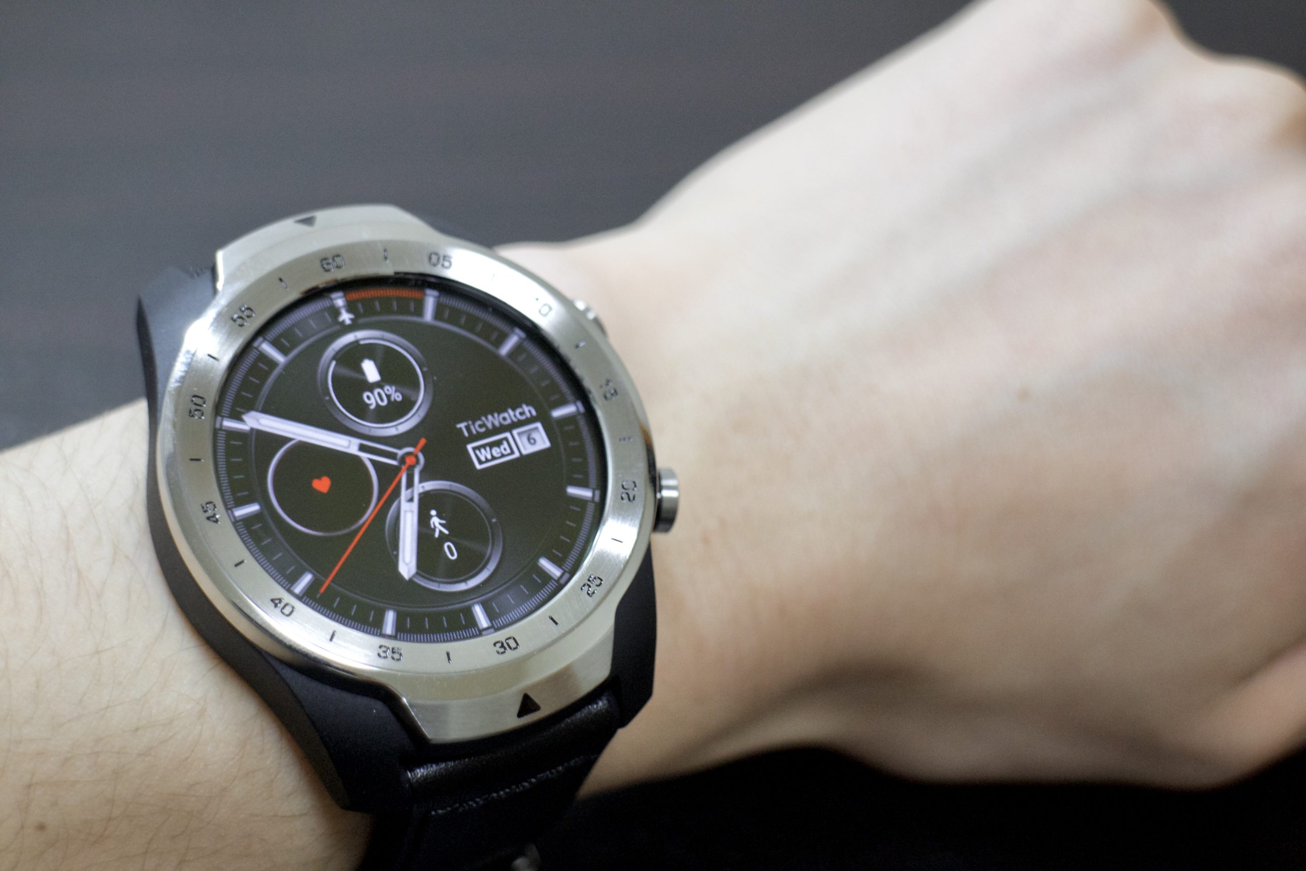 【新品未開封】Ticwatch Pro 2020 ブラック スマートウォッチ腕時計(デジタル)