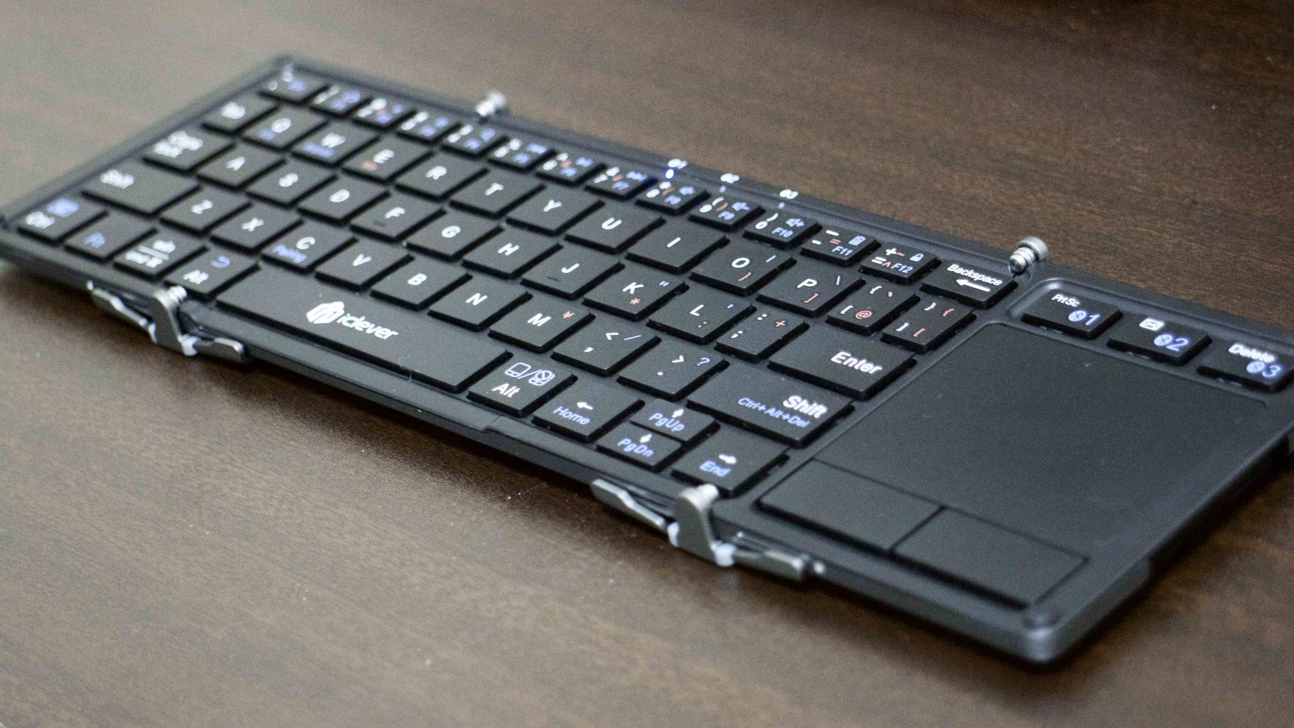 iClever 折りたたみ式Bluetoothキーボード IC-BK08 | タッチパッド搭載のBluetoothキーボードが画期的 | おこめリウム